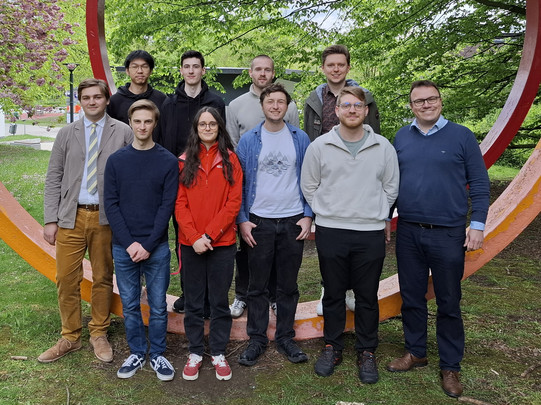 Gruppenmitglieder der AG Weitenberg im Freien.