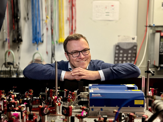 Picture of the group leader Christof Weitenberg in his laboratory.