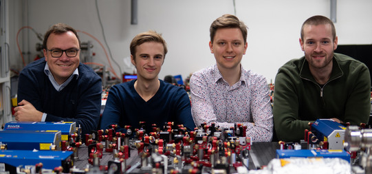 Members of the Weitenberg group in the laboratory.